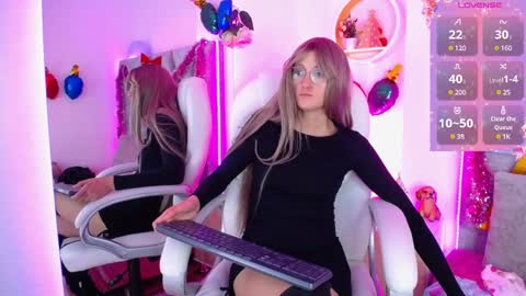 Snapshot of susan_hottye_ chatting on December 22, 3:44 pm Susan online show from December 22, 3:44 pm