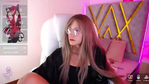 Snapshot of susan_hottye_ chatting on March 8, 5:43 pm Susan online show from March 8, 5:43 pm