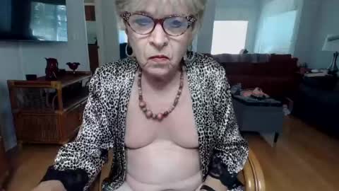 Snapshot of susanandlisa chatting on June 15, 3:03 pm sexualsusan online show from June 15, 3:03 pm