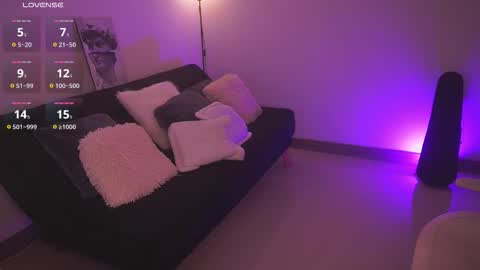  Sus Moore  online show from February 19, 7:21 pm