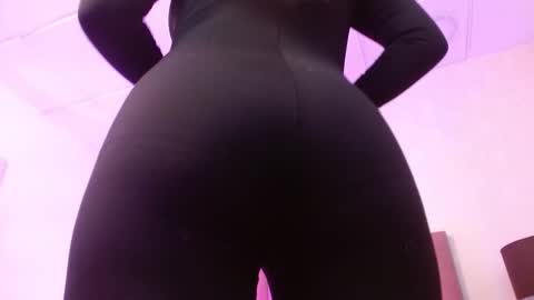 susanwilliams_ online show from December 19, 11:06 am