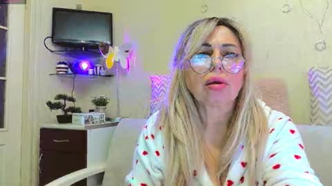 SusieNoreen online show from October 15, 7:41 am