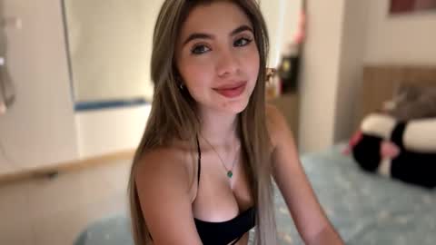 Snapshot of sussanf_ chatting on December 17, 10:43 pm Susy online show from December 17, 10:43 pm