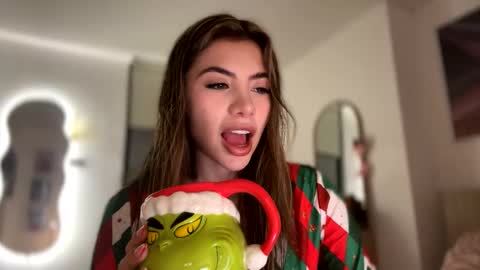 Snapshot of sussanf_ chatting on December 23, 11:28 pm Susy online show from December 23, 11:28 pm