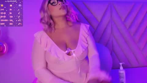 Snapshot of sussierogers chatting on September 20, 1:01 pm SussieRogers online show from September 20, 1:01 pm