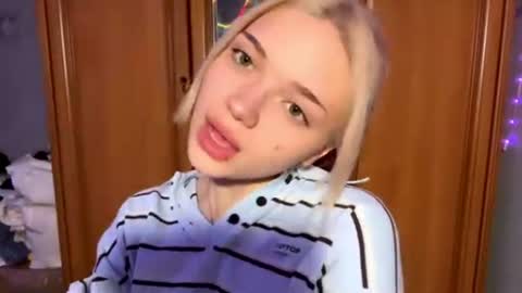 Snapshot of suzannabarmes chatting on June 27, 10:37 pm Stacy online show from June 27, 10:37 pm