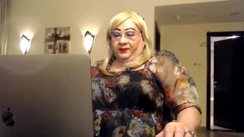 Snapshot of suzannebanci chatting on January 10, 6:49 pm My name is Sissy or more fully Suzanna Aprilia Maria Mariquita Catarina Chinita Banci. Soy una puta - que chimba ladybug online show from January 10, 6:49 pm