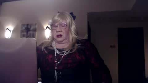 Snapshot of suzannebanci chatting on January 24, 4:06 pm My name is Sissy or more fully Suzanna Aprilia Maria Mariquita Catarina Chinita Banci. Soy una puta - que chimba ladybug online show from January 24, 4:06 pm