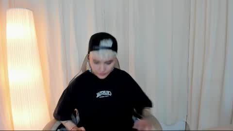 Snapshot of suzu_wolf chatting on October 8, 4:54 am suzu_wolf online show from October 8, 4:54 am