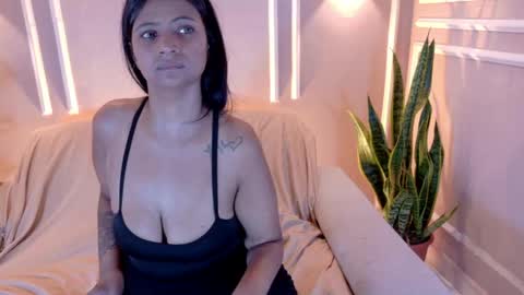 Suzy online show from April 25, 9:23 pm