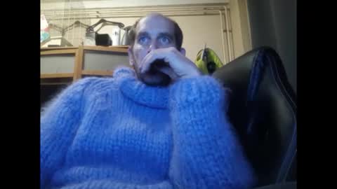 Snapshot of sweaterboy666 chatting on November 6, 2:45 am sweaterboy666 online show from November 6, 2:45 am
