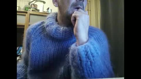 Snapshot of sweaterboy666 chatting on December 17, 3:12 am sweaterboy666 online show from December 17, 3:12 am