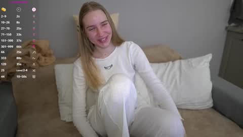 Snapshot of sweet__michelle chatting on December 17, 9:32 pm Michelle online show from December 17, 9:32 pm