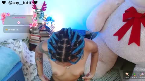 Snapshot of sweet_bluee chatting on December 10, 3:01 pm Tutti  online show from December 10, 3:01 pm