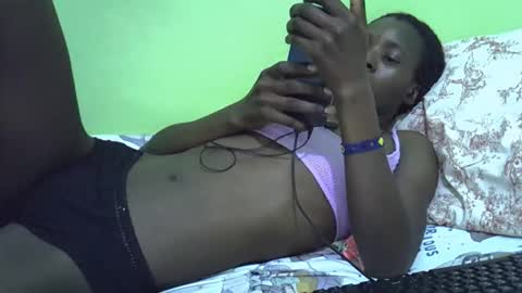 Snapshot of sweet_candie01 chatting on September 17, 7:59 pm sweet_candie01 online show from September 17, 7:59 pm