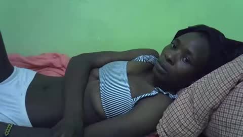 Snapshot of sweet_candie01 chatting on September 28, 2:00 pm sweet_candie01 online show from September 28, 2:00 pm