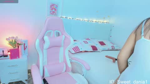 sweet_dania_ online show from September 9, 7:41 am