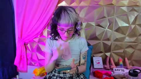  emmili  online show from February 10, 3:32 pm