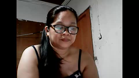 Snapshot of sweet_faye05 chatting on October 24, 2:02 pm sweet_faye05 online show from October 24, 2:02 pm