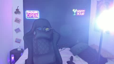 Dahnna online show from April 7, 6:52 pm