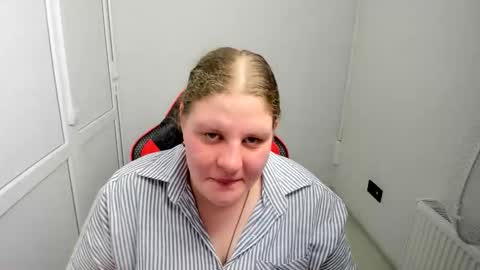 Snapshot of sweet_karla_la chatting on June 1, 1:57 pm Karla online show from June 1, 1:57 pm