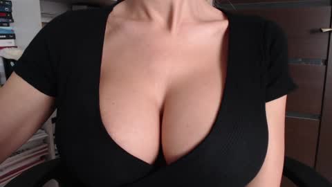 Snapshot of sweet_lil_thing chatting on October 21, 5:30 am Jen online show from October 21, 5:30 am