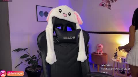 Snapshot of sweet_littleee chatting on January 19, 12:49 am free            private online show from January 19, 12:49 am