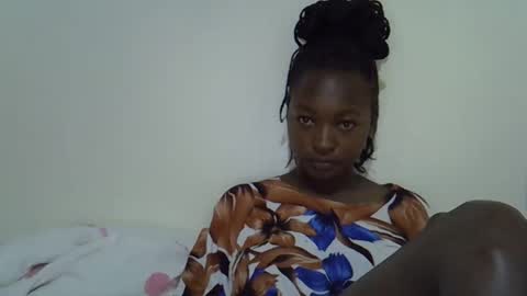 sweet_lunaz online show from October 18, 9:21 am