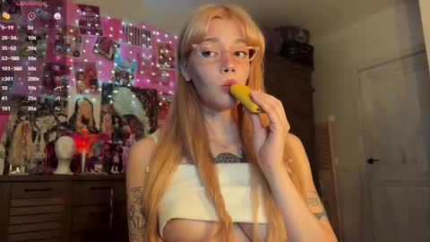 Snapshot of sweet_melissa133 chatting on September 16, 6:14 am Melissa. Join me on Fansly link in social medias online show from September 16, 6:14 am