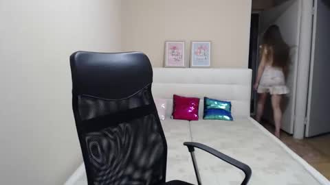 Snapshot of sweet_mood chatting on December 19, 7:10 pm Anna online show from December 19, 7:10 pm