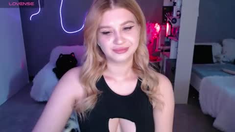 Snapshot of sweet_nicole_333 chatting on May 20, 8:42 am sweet_nicole_333 online show from May 20, 8:42 am