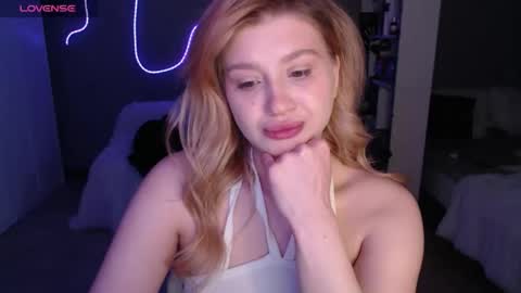 Snapshot of sweet_nicole_333 chatting on May 28, 10:56 am sweet_nicole_333 online show from May 28, 10:56 am