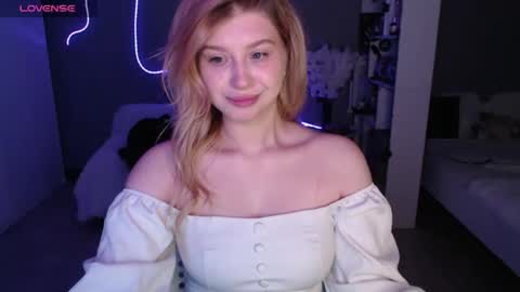 Snapshot of sweet_nicole_333 chatting on May 29, 11:52 am sweet_nicole_333 online show from May 29, 11:52 am