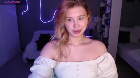 Snapshot of sweet_nicole_333 chatting on June 4, 10:21 am sweet_nicole_333 online show from June 4, 10:21 am