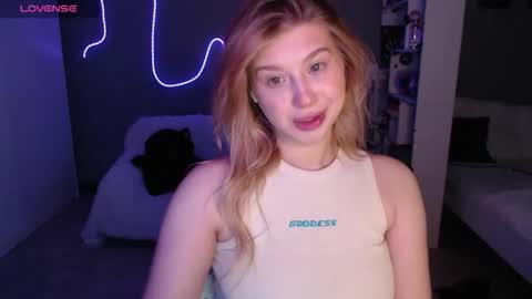Snapshot of sweet_nicole_333 chatting on June 5, 10:21 am sweet_nicole_333 online show from June 5, 10:21 am