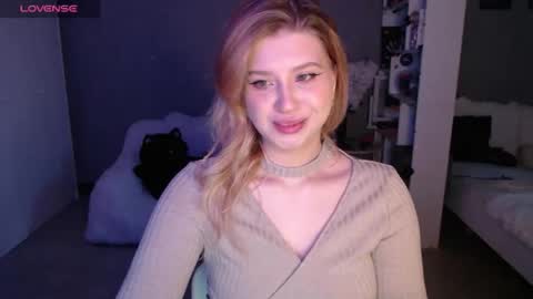 Snapshot of sweet_nicole_333 chatting on June 10, 10:03 am sweet_nicole_333 online show from June 10, 10:03 am