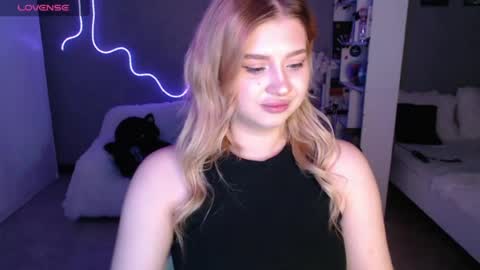 Snapshot of sweet_nicole_333 chatting on June 12, 7:51 am sweet_nicole_333 online show from June 12, 7:51 am
