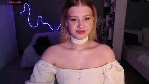 Snapshot of sweet_nicole_333 chatting on June 13, 9:18 am sweet_nicole_333 online show from June 13, 9:18 am
