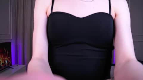 Snapshot of sweet_reverie chatting on March 9, 3:49 pm Vanessa online show from March 9, 3:49 pm