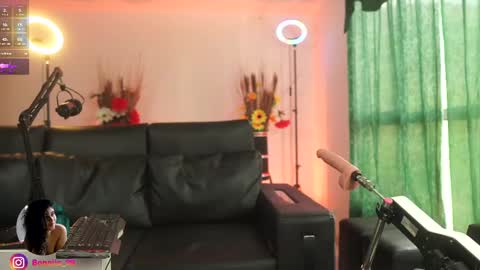 Salom independent model online show from March 8, 6:16 pm