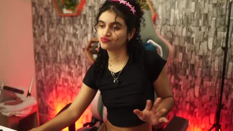 Salom independent model online show from April 18, 7:07 pm