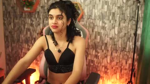 Salom independent model online show from May 5, 9:01 pm