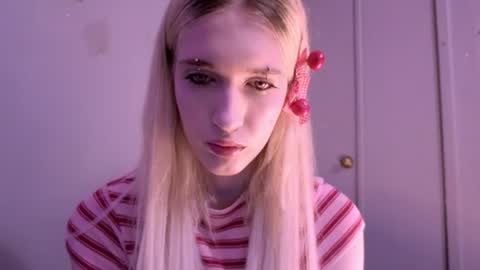 sweetcrystalll online show from August 7, 9:28 pm