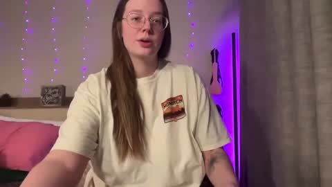 Snapshot of sweetdee222x chatting on December 5, 4:09 am Delilah Samson online show from December 5, 4:09 am