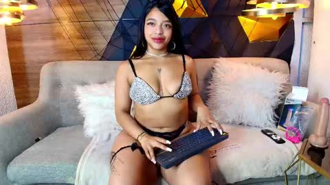 Snapshot of sweetie_foxxxx chatting on November 3, 11:11 am violeta online show from November 3, 11:11 am