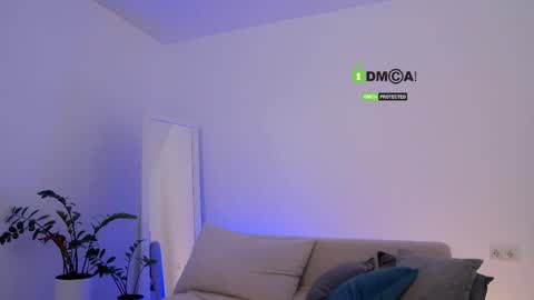 SweetKira1 online show from April 18, 7:01 am