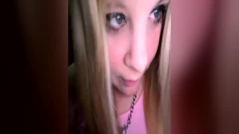 Snapshot of sweetlisa92 chatting on July 1, 9:25 pm Lisa online show from July 1, 9:25 pm