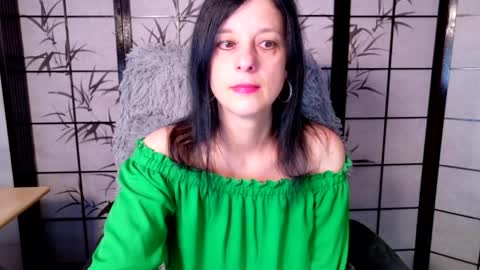 Snapshot of sweetlonglips_ chatting on June 7, 8:18 am JenJenny online show from June 7, 8:18 am
