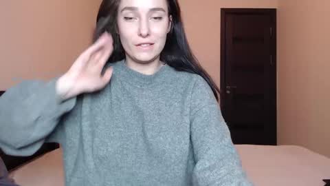 Mia online show from December 5, 2:25 pm