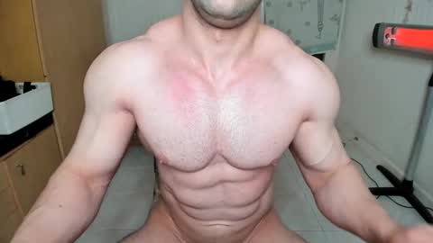 Snapshot of sweetmuscles_boy chatting on January 3, 6:44 am Lorenzo online show from January 3, 6:44 am